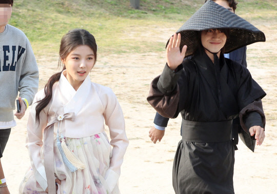 배우 김유정(왼쪽)과 곽동연이 19일 오후 서울 경복궁 흥례문 앞 광장에서 열린 KBS 드라마 '구르미 그린 달빛' 시청률 공약 이벤트 이행을 위해 팬사인회장으로 이동하고 있다.